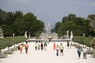 FRANCE, Ile de France, Paris, Tourists in the Jardin des Tuileries with the Obelisk and the Arc de