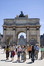 FRANCE, Ile de France, Paris, Tourists walking from the Jardin des Tuileries towards the Arc de