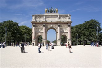 FRANCE, Ile de France, Paris, Tourists around the Arc de Triomphe du Carrousel at the eastern