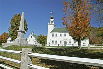 USA, New Hampshire, Autumn foliage, White wooden church and autumnal trees