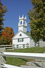 USA, New Hampshire, Autumn foliage, White wooden church and autumnal trees