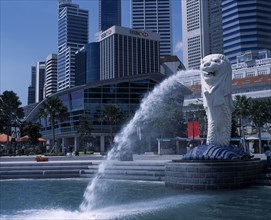 SINGAPORE, Merlion Park, Merlion statue and fountain in front of the Fullerton Hotel and city