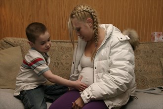 CHILDREN, Babies, Pregnancy, 5 year old Tyler Stone touching pregnant aunts stomach Warren Stone
