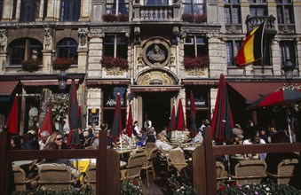 BELGIUM, Brabant, Brussels, Grand Place.  Busy cafe with people sitting at outside tables in the
