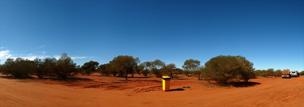 Australia, Western Australia, Red Desert, Panorama - Waste bin in the Vast Red Desert of
