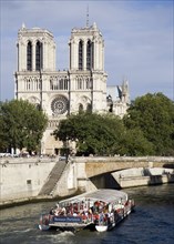 FRANCE, Ile de France, Paris, A bateaux mouches vedette pleasure boat on the River Seine taking