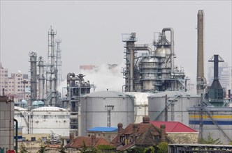 CHINA, Shanghai, Shanghai, Oil refinery on the outskirts of Shanghai