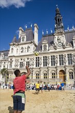 FRANCE, Ile de France, Paris, The Paris Plage urban beach. Young people playing beach volleyball in