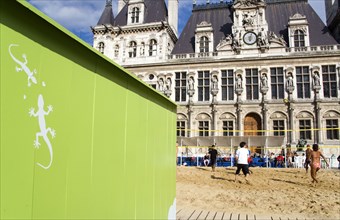 FRANCE, Ile de France, Paris, The Paris Plage urban beach. Young people playing beach volleyball