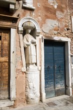 ITALY, Veneto, Venice, A stone figure of a Moor beside Tintoretto's house on Fondamenta dei Mori in