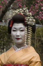 JAPAN, Honshu, Kyoto, Geisha in Sannen-zaka garden