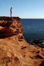 AUSTRALIA, Western Australia, Broome, Tourist on Gantheaume Point