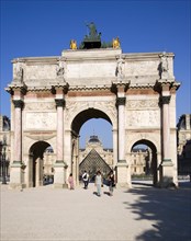 FRANCE, Ile de France, Paris, People walking from the Jardin des Tuileries through the Arc de