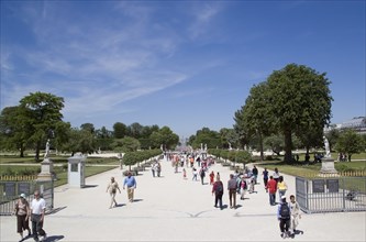 FRANCE, Ile de France, Paris, Tourists walking in the Jardin des Tuileries gardens
