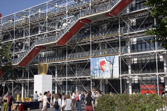 FRANCE, Ile de France, Paris, People in the square outside the Pompidou Centre in Beauborg Les