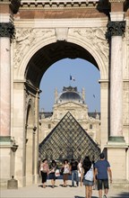 FRANCE, Ile de France, Paris, People walking from the Jardin des Tuileries through the Arc de