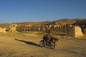 AFGHANISTAN, between Yakawlang and Chakhcharan, Daulitiar, Caravanserai