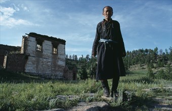 MONGOLIA, Kentii Province, Baldan Baraivan, Portrait of gatekeeper at ruined monastery complex