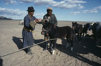 MONGOLIA, South Gobi, Festival, Ceremony of libation of first mare’s milk of the season for crop of