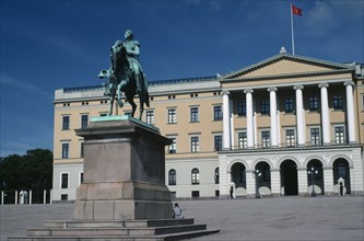 NORWAY, Oslo, The Royal Palace exterior with the King Karl Johan Statue
