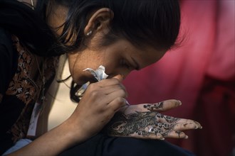 INDIA, Rajasthan, Alwar, Participant in the Mehendi competition at the Alwar Utsav Festival