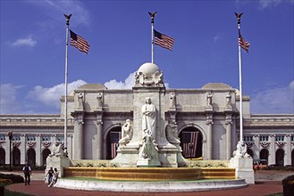 USA, Washington DC, Christopher Columbus monument and fountain outside Union Railway Station