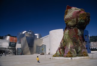 SPAIN, Pais Vasco, Bilbao, Guggenheim museum with Jeff Hoons Puppy sculture in the foreground.
