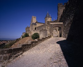 FRANCE, Languedoc-Roussillon, Aude, Carcassonne.  Gateway in medieval fortified outer walls of town