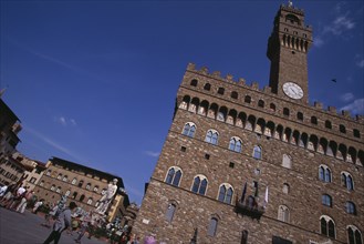 ITALY, Tuscany, Florence, Piazza della Signoria. Palazzo Vecchio with replica of the statue of