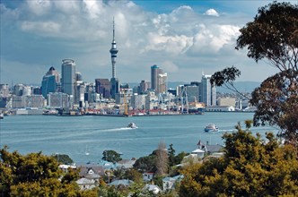NEW ZEALAND, NORTH ISLAND, AUCKLAND, GENERAL VIEW OF AUCKLAND SKYLINE SHOWING AUCKLAND HARBOUR AND