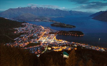 NEW ZEALAND, SOUTH ISLAND, OTAGO, "QUEENSTOWN, VIEW OF QUEENSTOWN AT DUSK WITH LAKE WAKATIPU AND