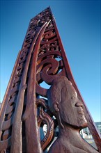 NEW ZEALAND, NORTH ISLAND, AUCKLAND, A MAORI CARVING FROM A FORMER LONG BOAT CEMENTED INTO AUCKLAND