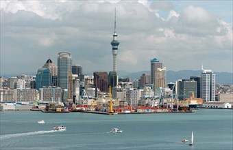 NEW ZEALAND, NORTH ISLAND, AUCKLAND, GENERAL VIEW OF AUCKLAND SKYLINE SHOWING AUCKLAND HARBOUR
