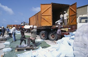 SOMALIA, Mogadishu, Loading French food aid of wheat flour onto truck for distribution from