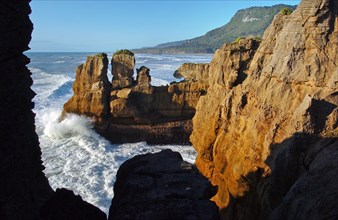 NEW ZEALAND, SOUTH ISLAND, PUNAKAIKI, "GEOLOGICAL FEATURED ROCKS CALLED THE PANCAKE ROCKS AT