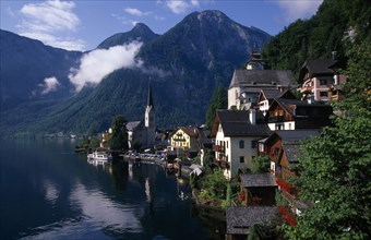 AUSTRIA, Oberosterreich, Hallstatt, View over lakeside buildings with mountain backdrop.