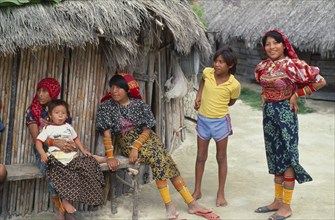 PANAMA, San Blas Islands, Kuna Indians, Kuna Indian family with women wearing brightly coloured