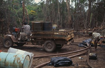 BRAZIL, Mato Grosso, Peixoto de Azevedo, Small scale machinery and workers in garimpo  gold mine on