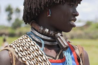 ETHIOPIA, Lower Omo Valley, Key Afir, Banner woman wearing a necklace know as a Bignere - an metal