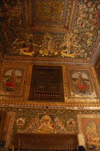 INDIA, Rajasthan, Mandawa, Painted walls and ceiling of the Golden Room in the Jhunjhunuwala Haveli