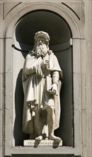 ITALY, Tuscany, Florence, Statue of the artist and inventor Leonardo da Vinci in the Vasari