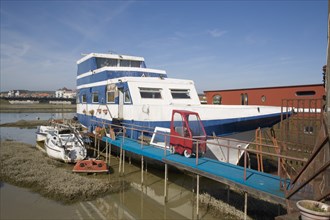 ENGLAND, West Sussex, Shoreham-by-Sea, Houseboat moored along the banks of the river adur.