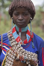 ETHIOPIA, Lower Omo Valley, Key Afir, Tsemay woman at weekly market