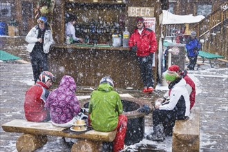 20091057 Skiers outdoor bar snow. American Holidaymakers Inn North America Pub Tavern Tourism Tourist United States America  Region - North AmericaWeatherTravelTouristsPeople - GroupDominant Brow...