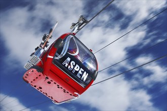 20091058 View cable car ski lift against blue sky with clouds. North America United States America White  WeatherTravelTransportDominant RedDominant WhiteDominant BlueRegion - North America Jon ...