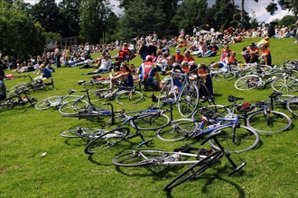 SPORT, Cycling, Road, "Tour de France Kent stage 2007, bike left in park as people view the passing