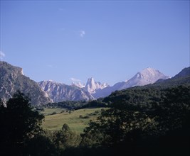 SPAIN, Asturias, Picos de Europa, Urrieles mountain group or Central Massif with central rock