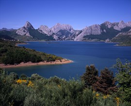 SPAIN, Cordillera Cantabria, Embalse de Riano, Landscape with man-made lake and mountain range