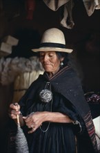 BOLIVIA, Liq’uni Pampa, Woman holding wool spindle