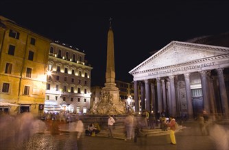 ITALY, Lazio, Rome, Tourists at night in the illuminated Piazza della Rotunda with the Fountain in